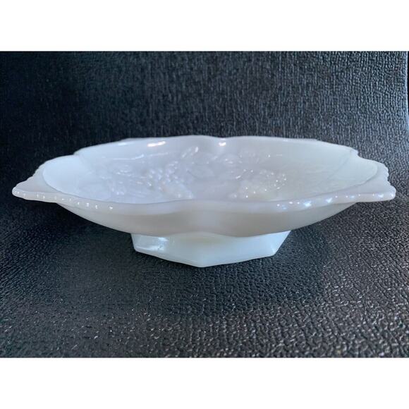 Vintage White Milk Glass Grape Harvest Anchor Hocking Low Fruit Bowl Short - Picture 10 of 13